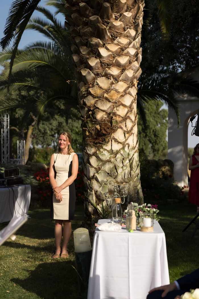 Angelika personally accompanying a ceremony beneath palm trees in the Canary Islands