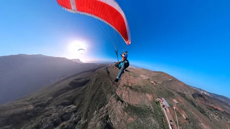 Paragleiter über der Landschaft von Gran Canaria