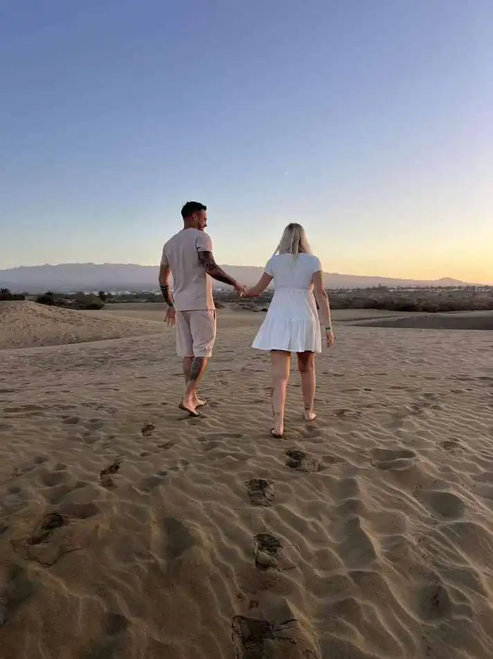 Pareja de la mano en las dunas de Gran Canaria