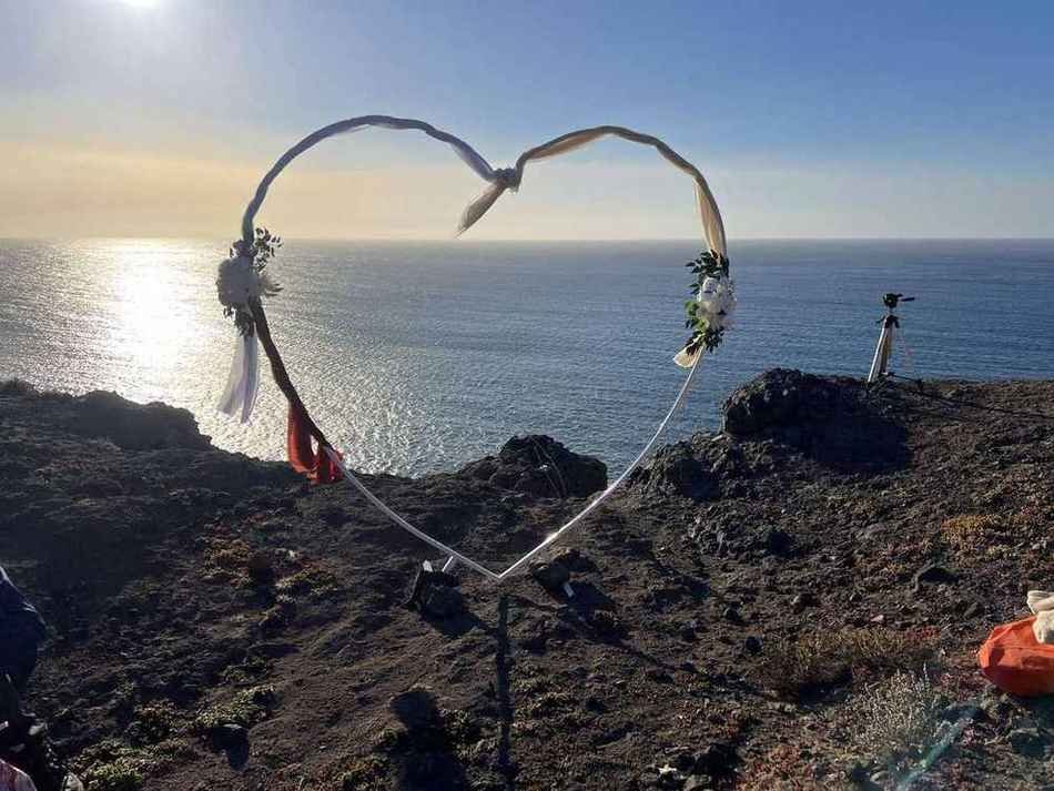 Herzförmige Dekoration für einen Heiratsantrag am Atlantik
