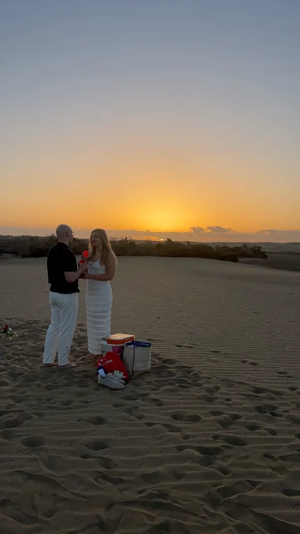 Romantischer Moment bei Sonnenuntergang auf Fuerteventura